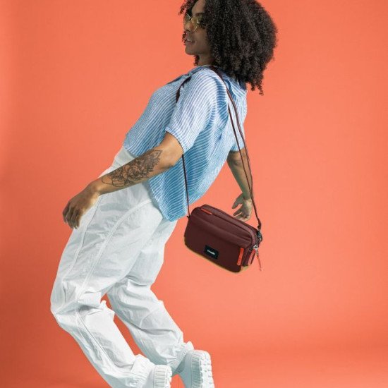 Сумка через плече антизлодій Pacsafe GO Crossbody, колір бургунді/помаранчевий - 35105345