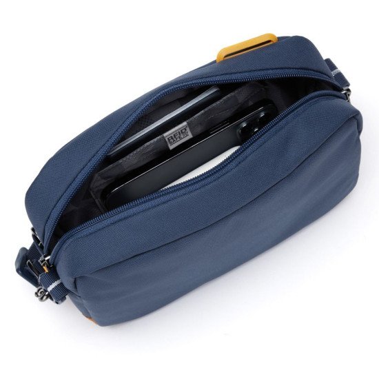 Сумка через плече антизлодій Pacsafe GO Crossbody, колір темно-синій/помаранчевий - 35105660 Сумка через плече антизлодій Pacsafe GO Crossbody, колір темно-синій/помаранчевий - 35105660
