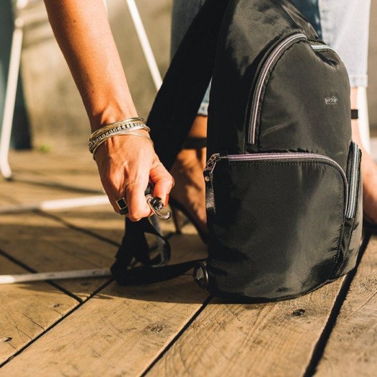 Рюкзак жіночий антизлодій Pacsafe Stylesafe Sling, колір чорний - 20605100