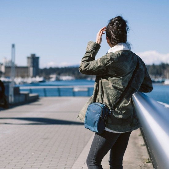 Сумка через плече антизлодій Pacsafe Metrosafe LS100 Econyl Crossbody, колір синій - 40115641