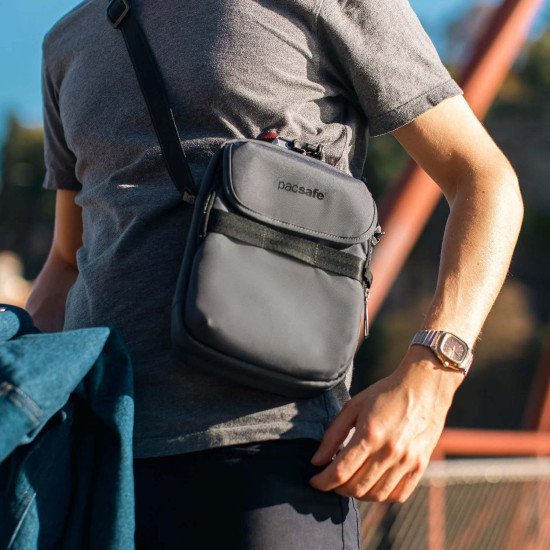 Сумка через плече антизлодій Pacsafe Metrosafe X Compact Crossbody, колір графітовий/чорний - 30610144 Сумка через плече антизлодій Pacsafe Metrosafe X Compact Crossbody, колір графітовий/чорний - 30610144
