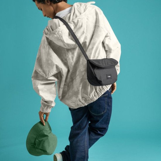 Сумка через плече антизлодій Pacsafe GO Saddle Crossbody, колір насичений чорний - 35140130