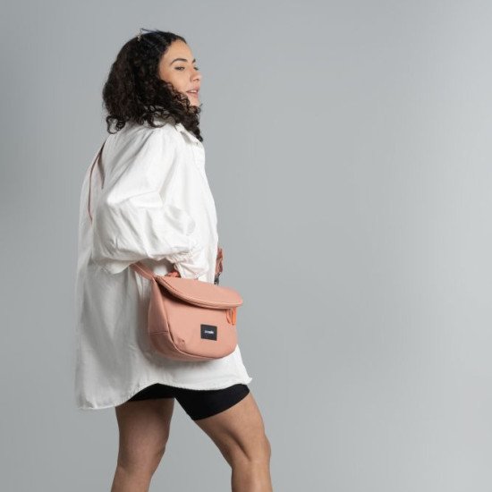 Сумка через плече антизлодій Pacsafe GO Saddle Crossbody, колір рожевий - 35140340