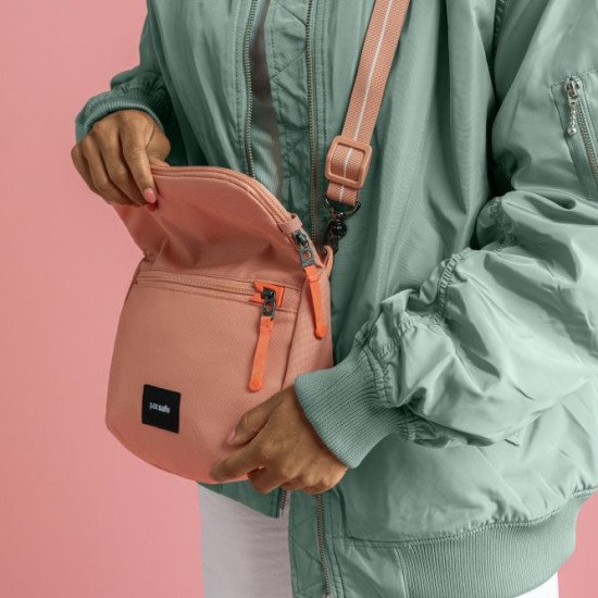 Сумка через плече антизлодій Pacsafe GO Saddle Crossbody, колір рожевий - 35140340
