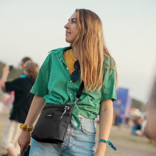 Сумка через плече антизлодій Pacsafe GO Crossbody, колір насичений чорний - 35125130