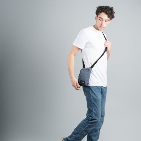 Сумка через плече антизлодій Pacsafe GO Tech Crossbody, колір темно-синій/жовтий - 35175651