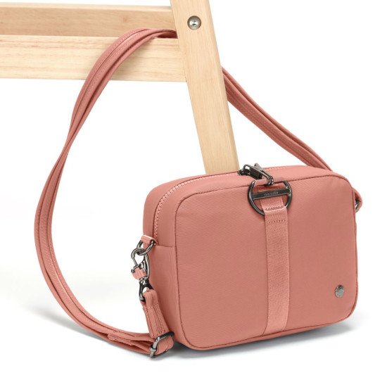 Сумка через плече жіноча антизлодій Pacsafe Citysafe CX square Crossbody, колір рожевий - 20436340 Сумка через плече жіноча антизлодій Pacsafe Citysafe CX square Crossbody, колір рожевий - 20436340