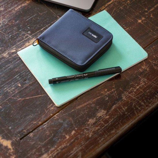 Гаманець антизлодій Pacsafe RFIDsafe, колір темно-синій - 11050651 Гаманець антизлодій Pacsafe RFIDsafe, колір темно-синій - 11050651