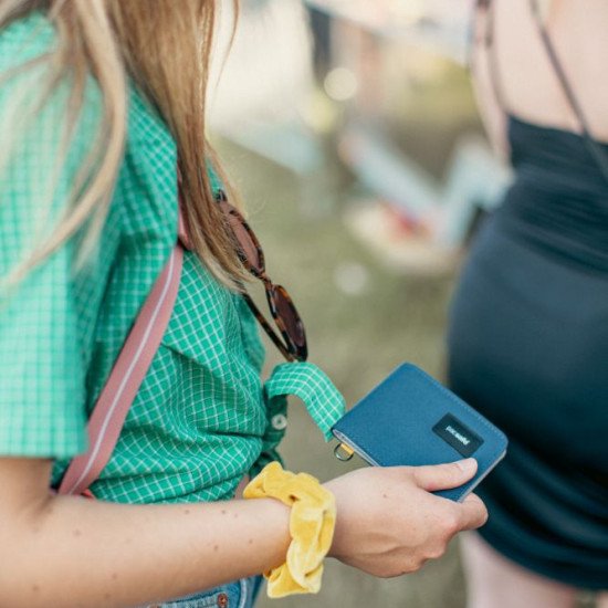 Гаманець антизлодій Pacsafe RFIDsafe, колір темно-синій - 11000651 Гаманець антизлодій Pacsafe RFIDsafe, колір темно-синій - 11000651